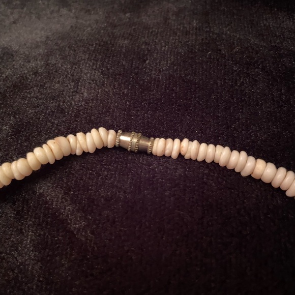 Vintage 70’s Unisex White Puka Shell Beaded Necklace 14 1/2” Long Barrel Clasp - Picture 3 of 4